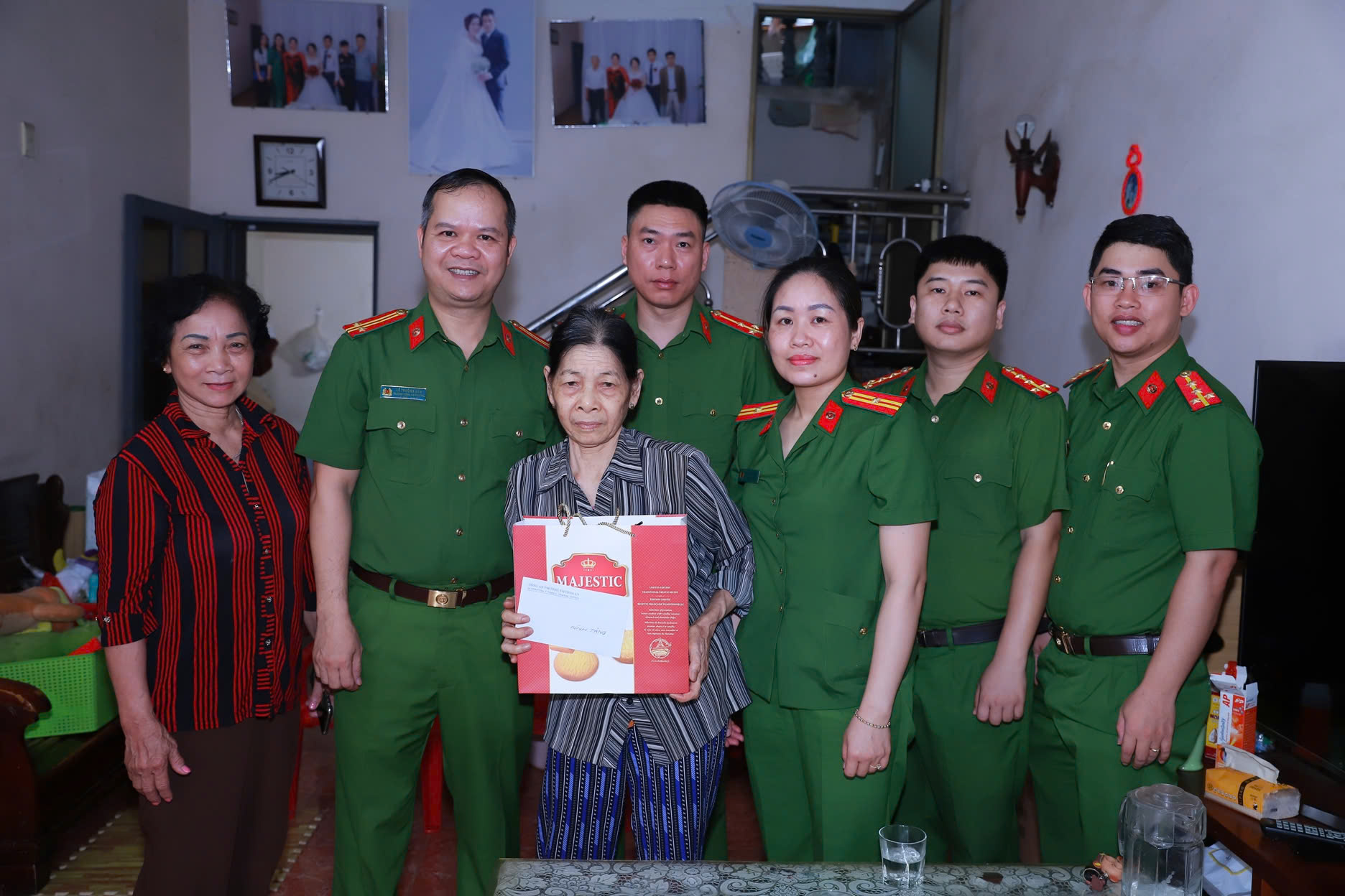 Công an phường Thượng Lý:  Thăm hỏi, tặng quà 16 gia đình chính sách nhân kỷ niệm các ngày lễ lớn